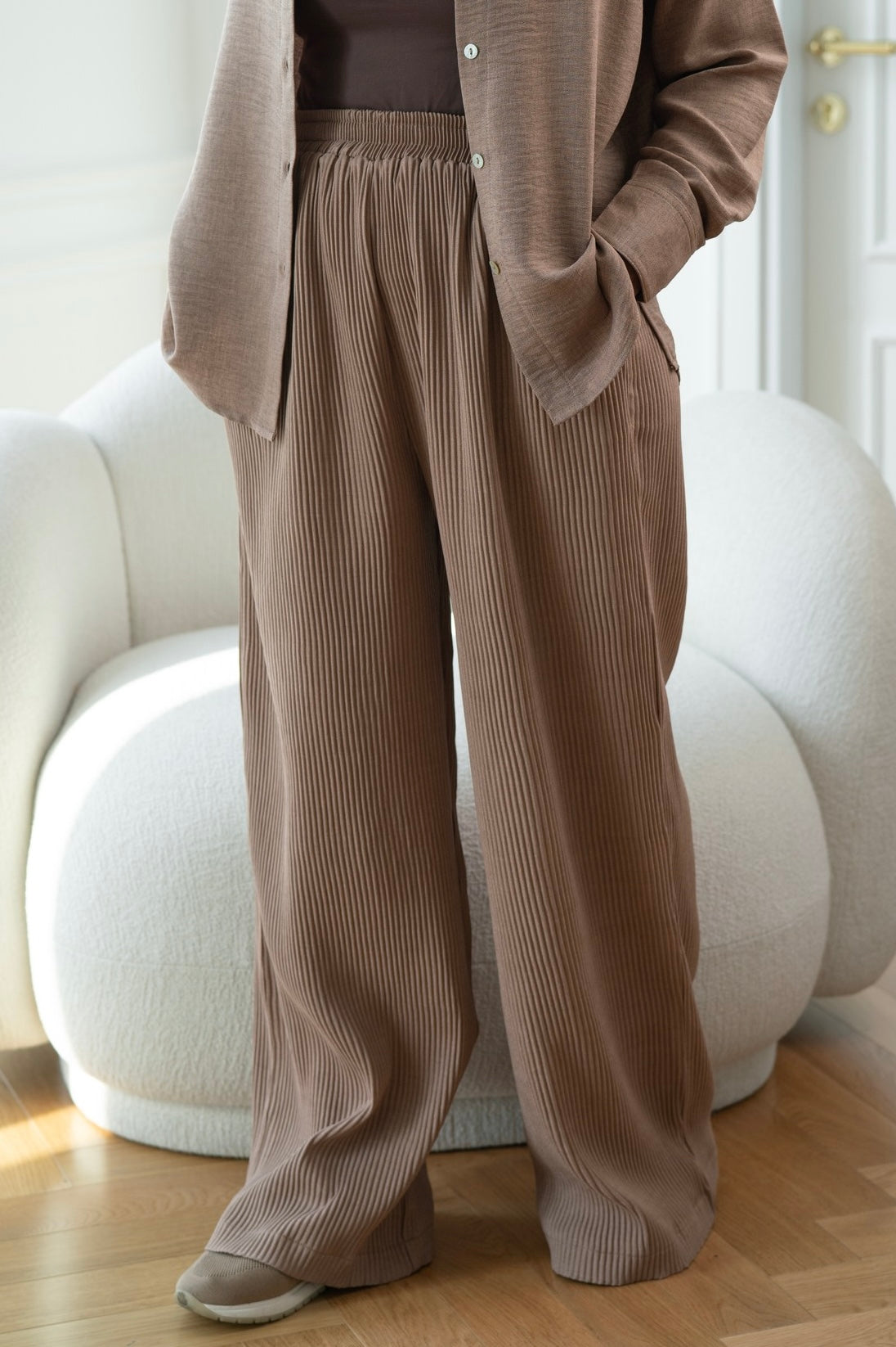 Wide Legs Pleats Pants - Brown